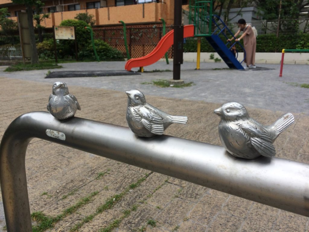 かわいい鳥の彫刻