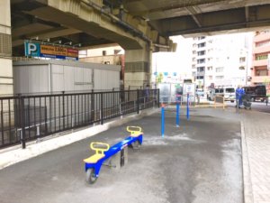 高架下にあるシーソー