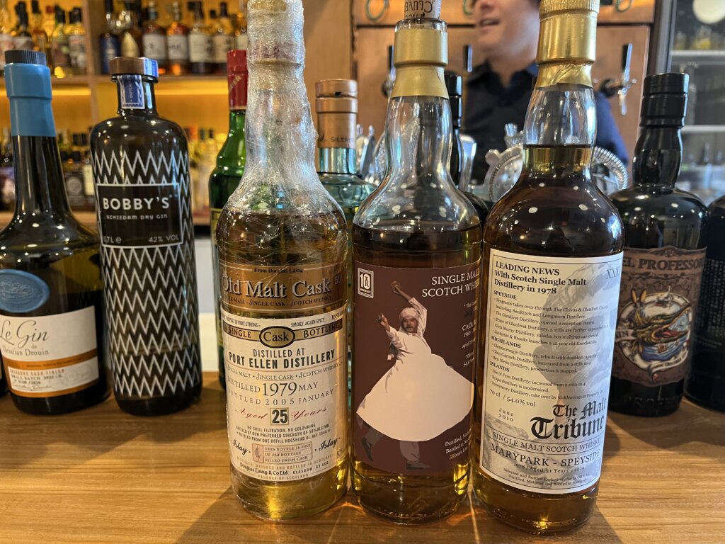 オープンキッチンのカウンターに並べられた洋酒の瓶