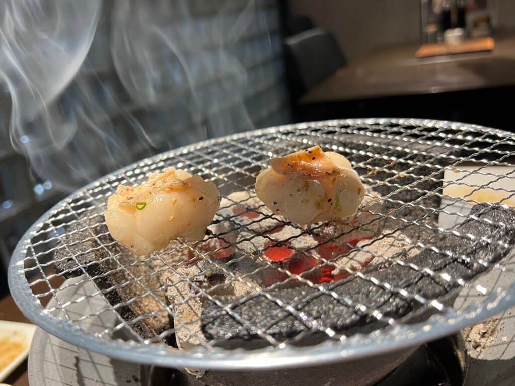 白ホルモンを炭火で焼いている