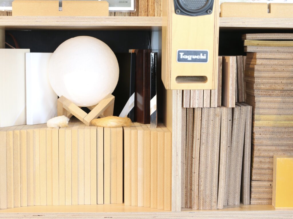 棚にはめ込まれた音のいい木製スピーカー