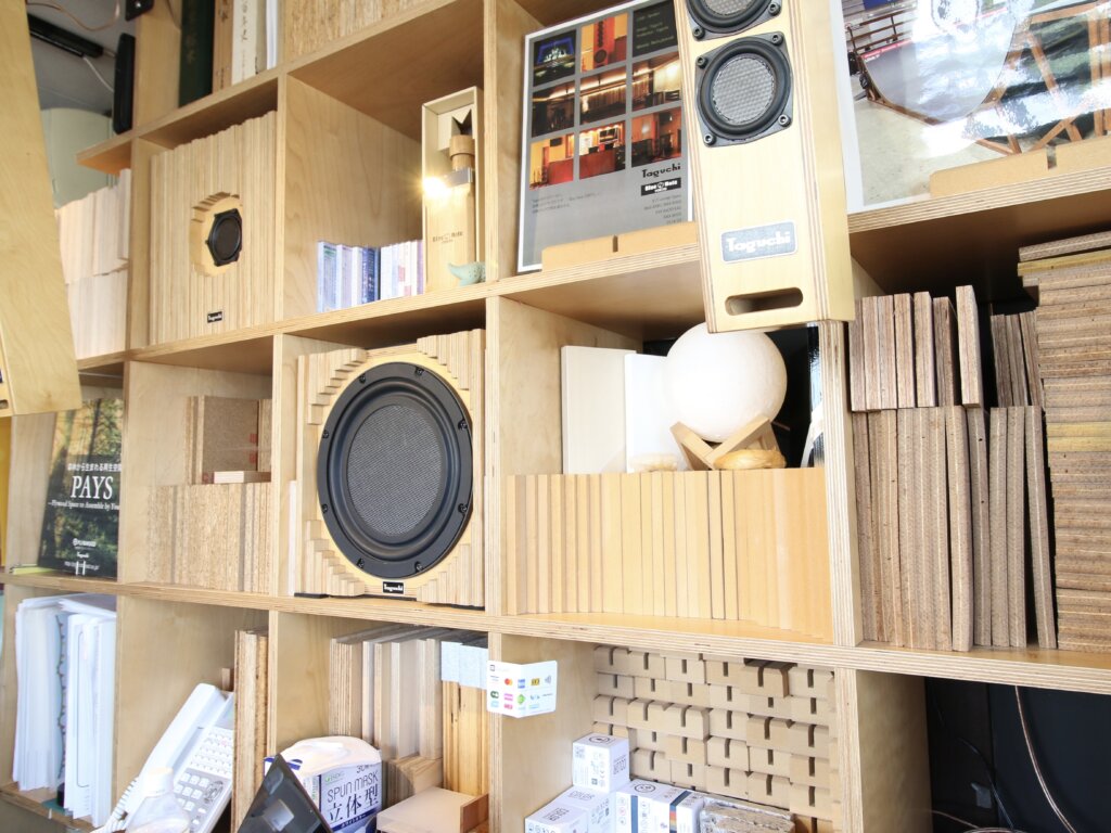 棚にはめ込まれた音のいい木製スピーカー