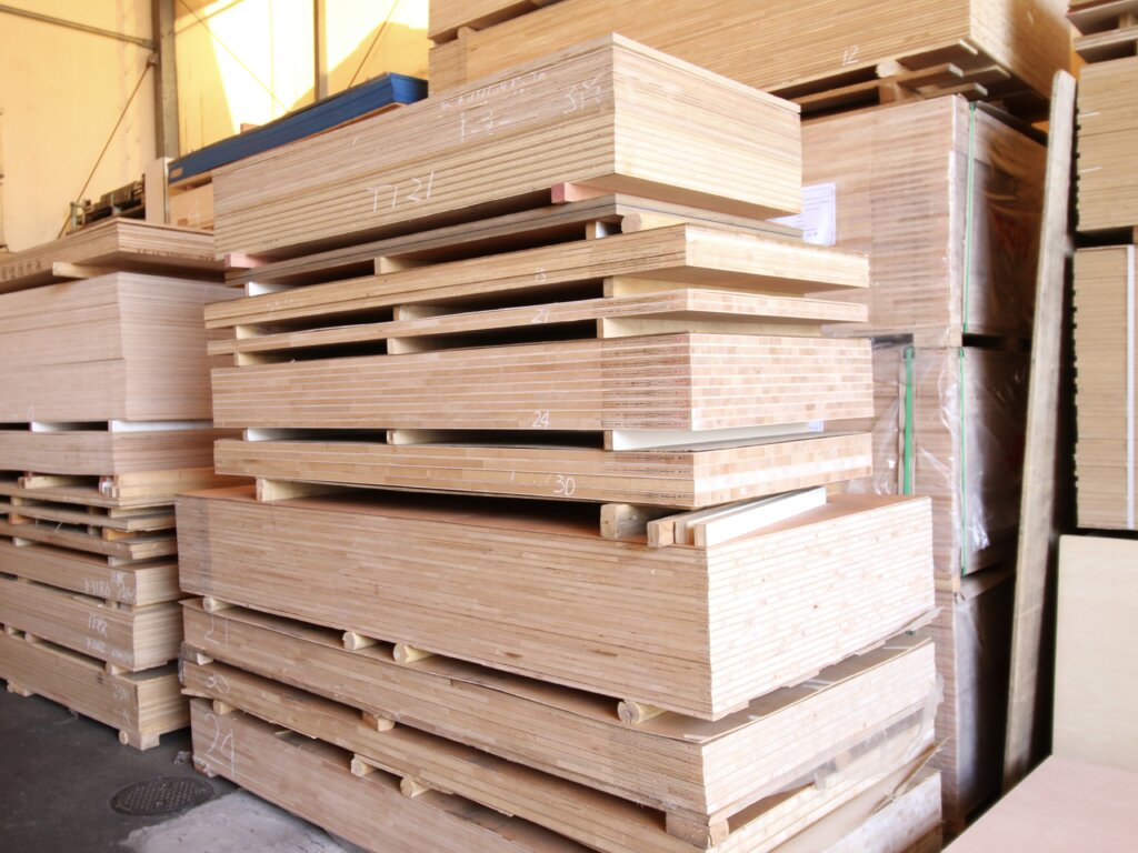 仕上げた合板が積み重ねられてる