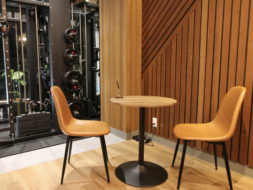 丸テーブルとイス