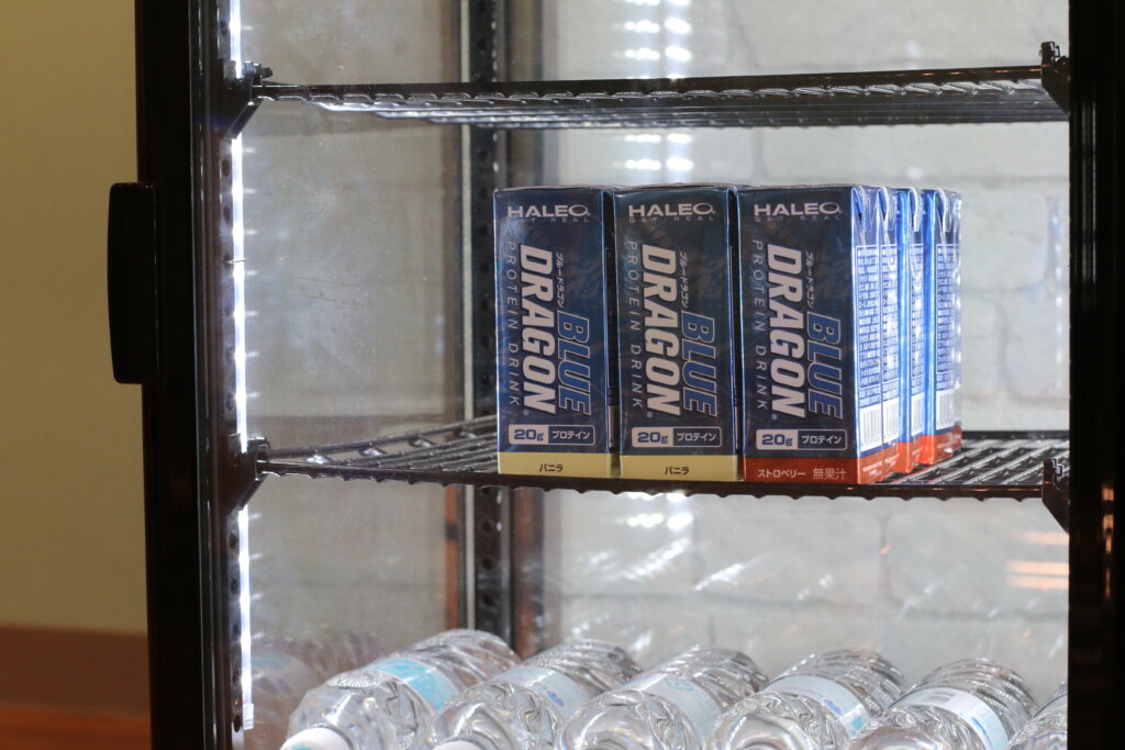 冷蔵庫にあるお水とプロテイン