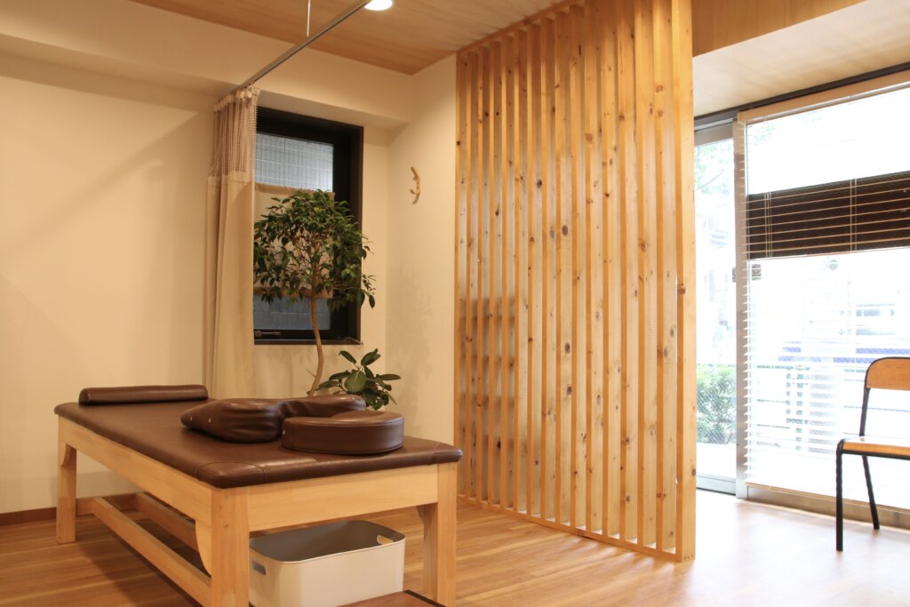 門前仲町の整骨院：明るく清潔感のある木目の院内