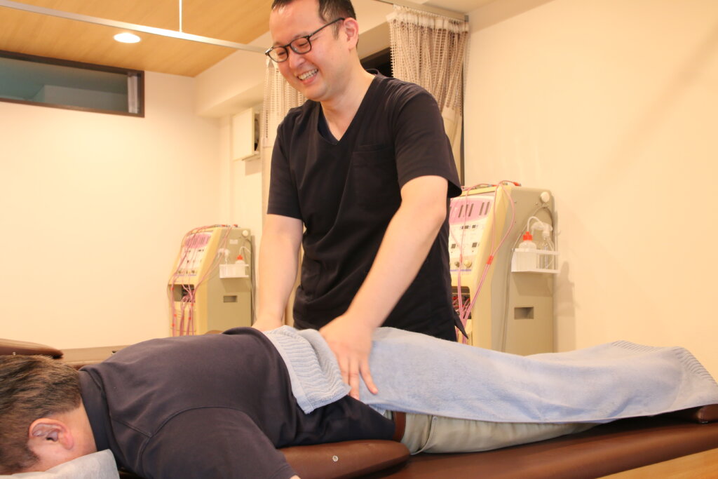 門前仲町の整骨院：施術している様子