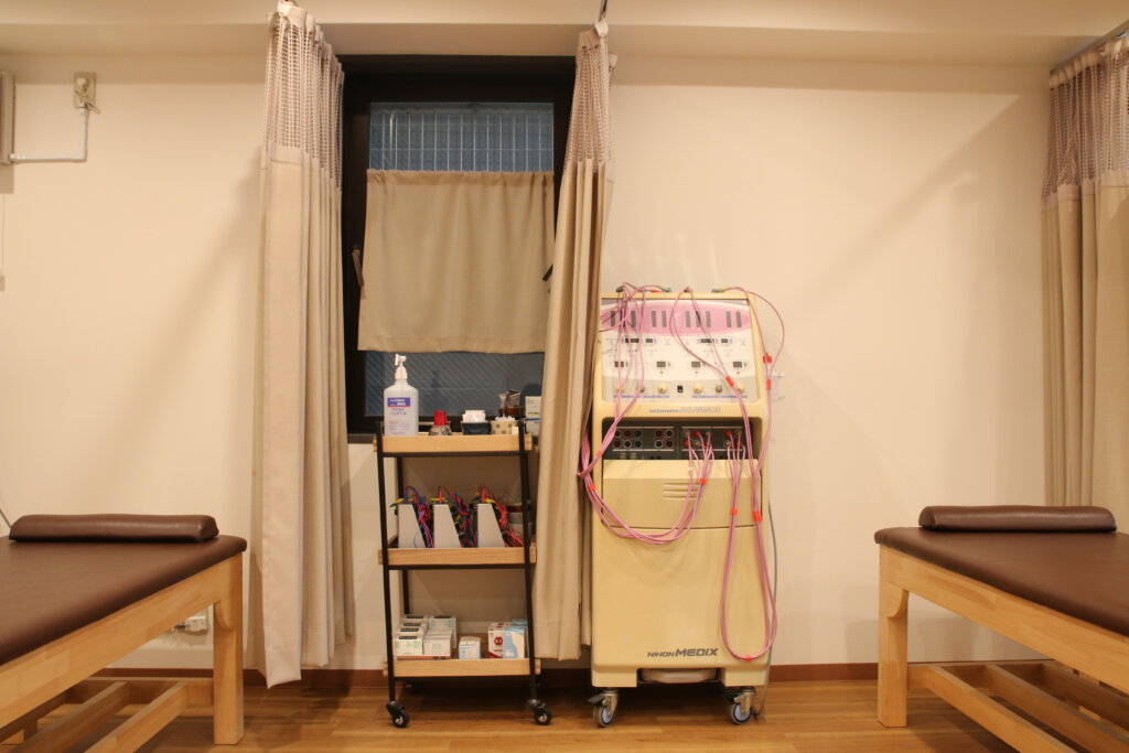 門前仲町の鍼灸院：施術するときに利用する治療器