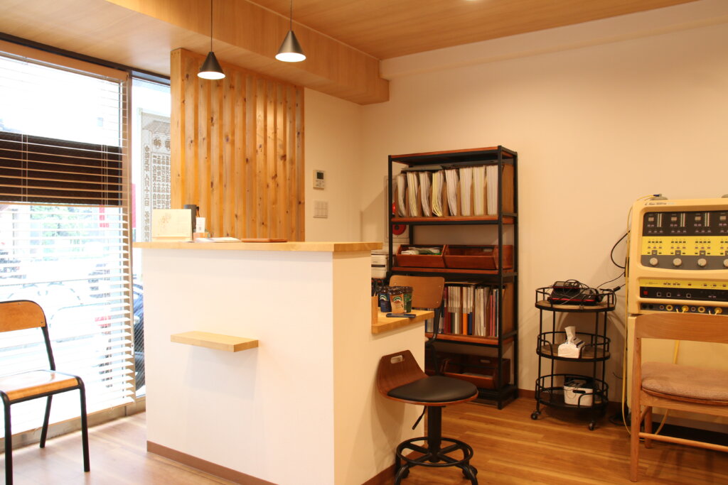 門前仲町の整骨院：明るく清潔感のある木目の院内