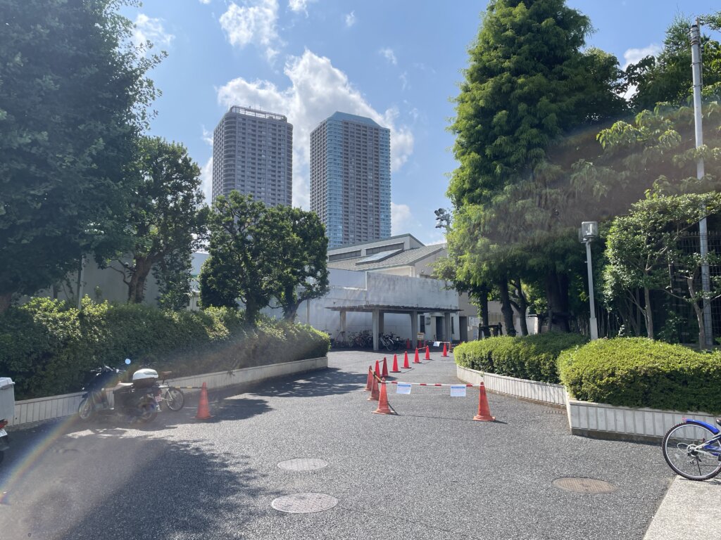 越中島プール隣接の公園から見える月島のタワマン