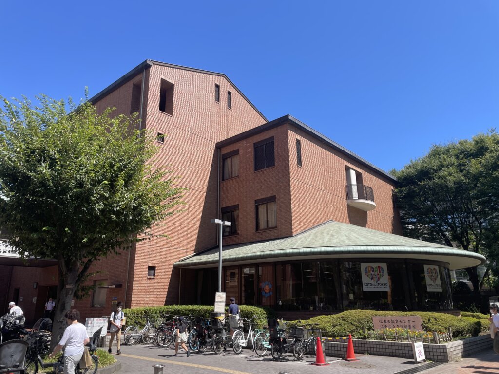 レンガタイル貼りの外観