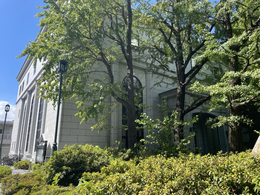 深川図書館:緑に囲まれたモダンな外観