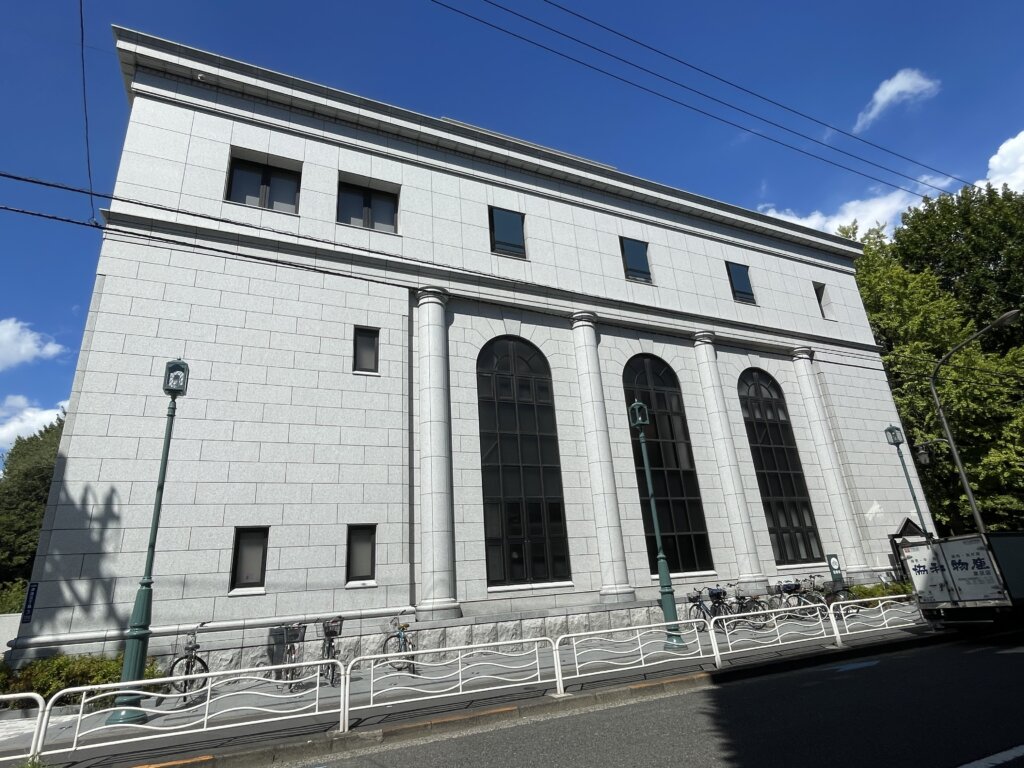 深川図書館:モダンな外観