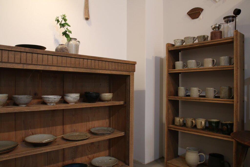 清澄白河と森下の間にある雑貨屋:店内に棚にディスプレイされた雑貨類