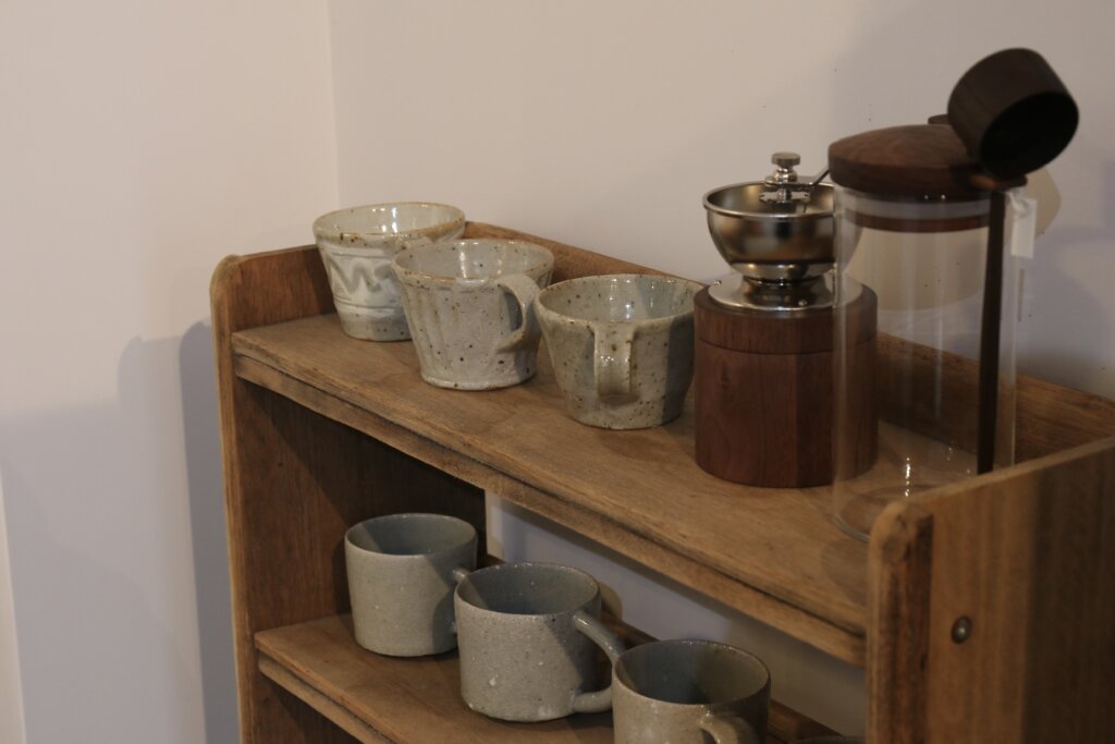 清澄白河と森下の間にある雑貨屋:店内の棚にディスプレイされた雑貨類