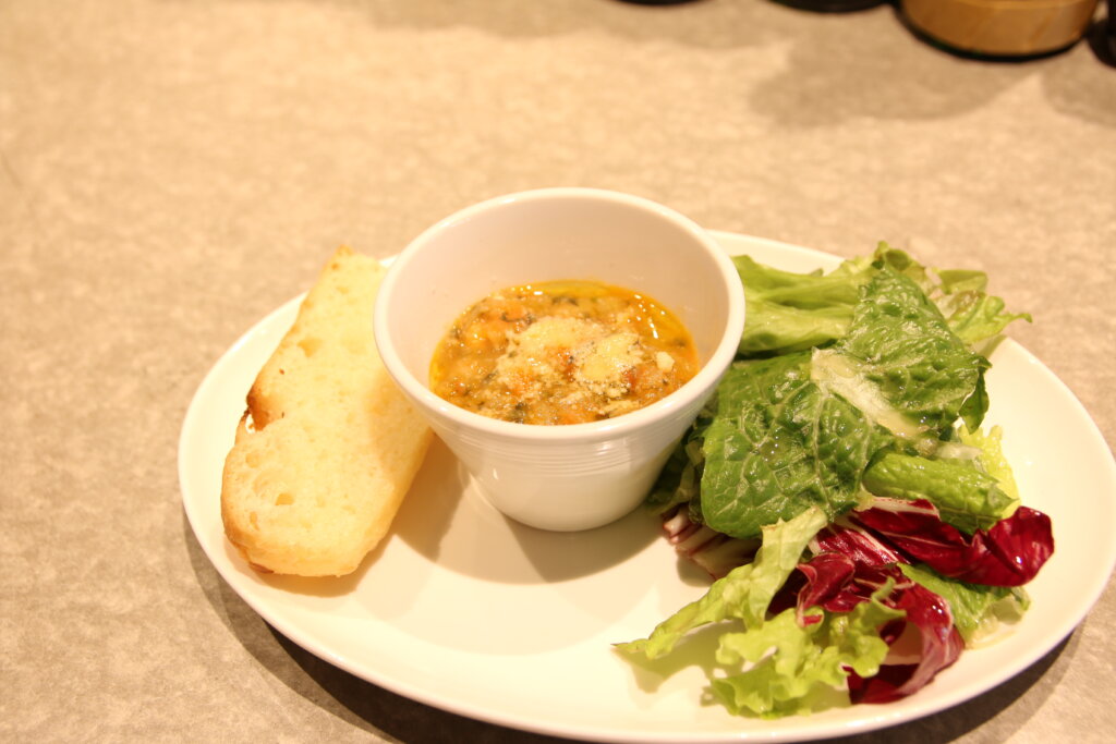 イタリアンレストラン:ランチセットのおサラダとスープとフォカッチャ
