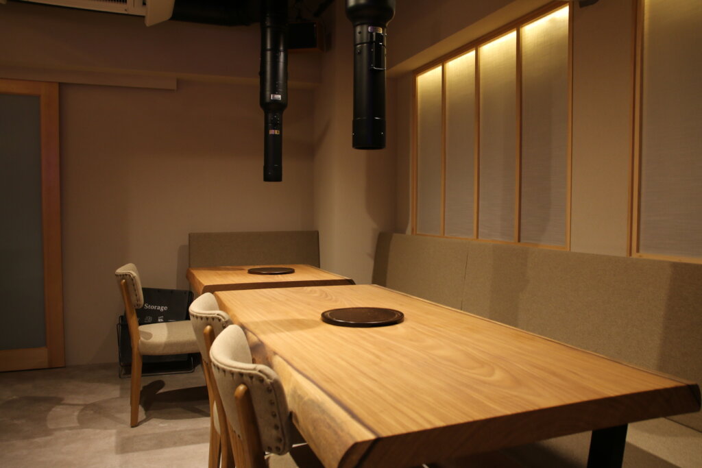 清澄白河の焼肉店:モダンな店内の一枚板を使ったテーブル席