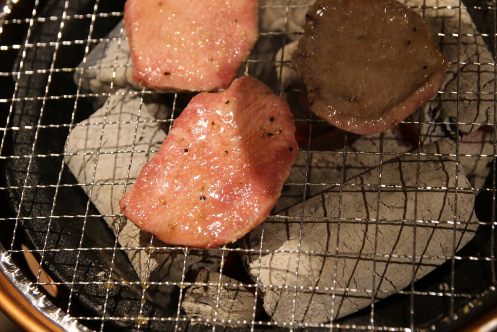 清澄白河の焼肉店:七輪の上で焼いている牛タン