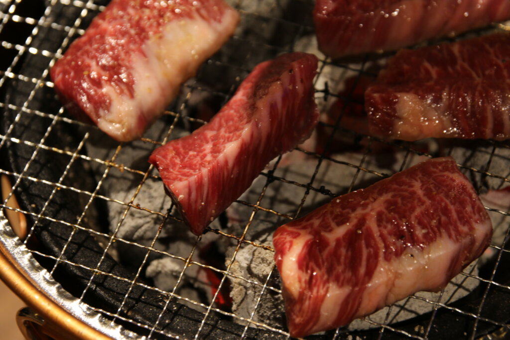 清澄白河の焼肉店:七輪の炭火で焼く和牛ハラミ肉