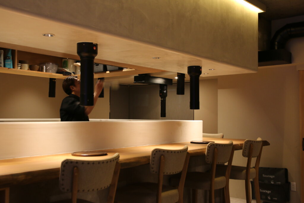 清澄白河の焼肉店:店内のコの字型カウンター